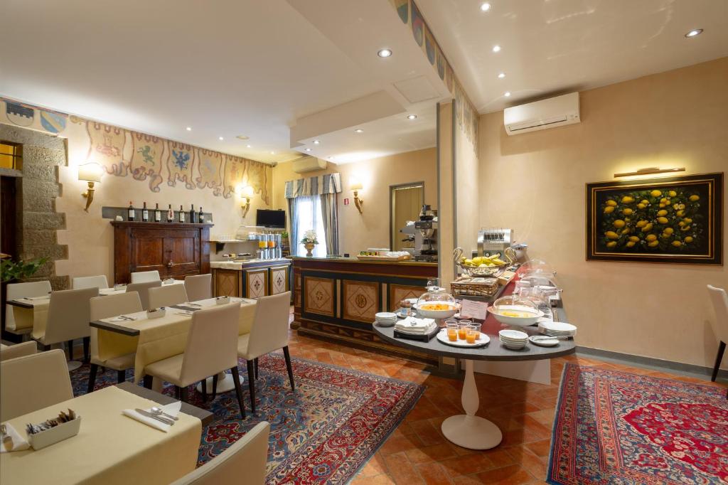 Idéalement situé dans le centre de Florence, l'Hotel Davanzati propose des chambres climatisées avec connexion Wi-Fi gratuite, un parking privé et un service d'étage.