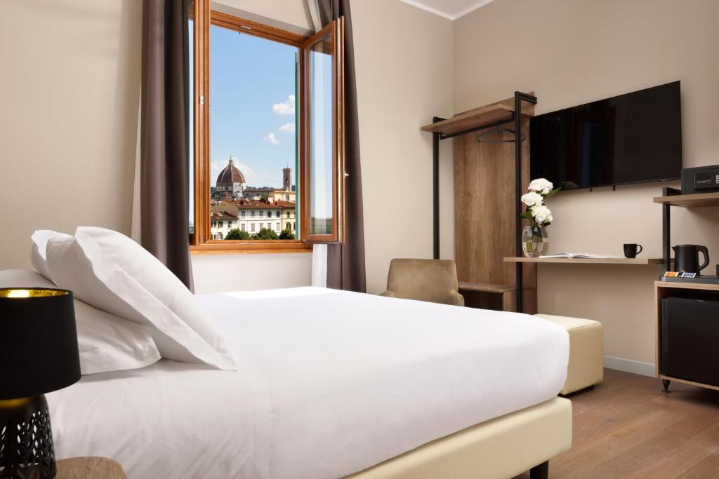 Well located in Florence, Essence Hotel provides air-conditioned rooms, a shared lounge, free WiFi and a terrace.