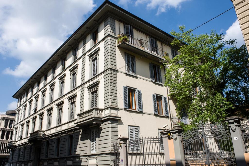 Hotelul Fiorita este situat chiar în spatele staţiei Santa Maria Novella. Acesta oferă mic dejun gratuit și WiFi gratuit pe tot parcursul.