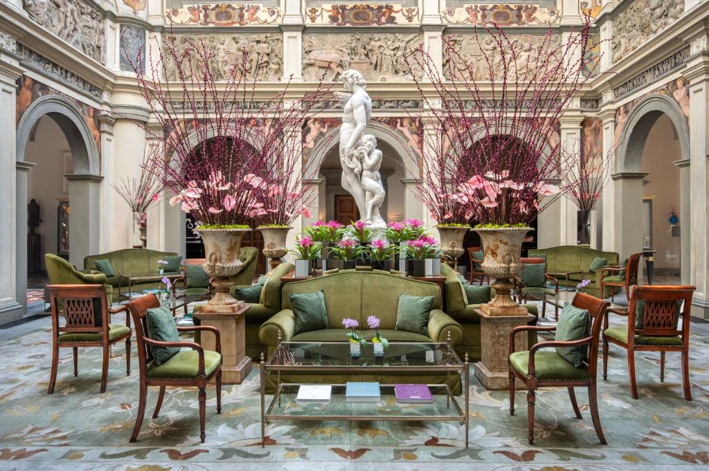 Com um spa de 2 pisos e um restaurante de estrelas Michelin, o Four Seasons Hotel Firenze fica junto aos jardins botânicos de Giardino della Gherardesca.