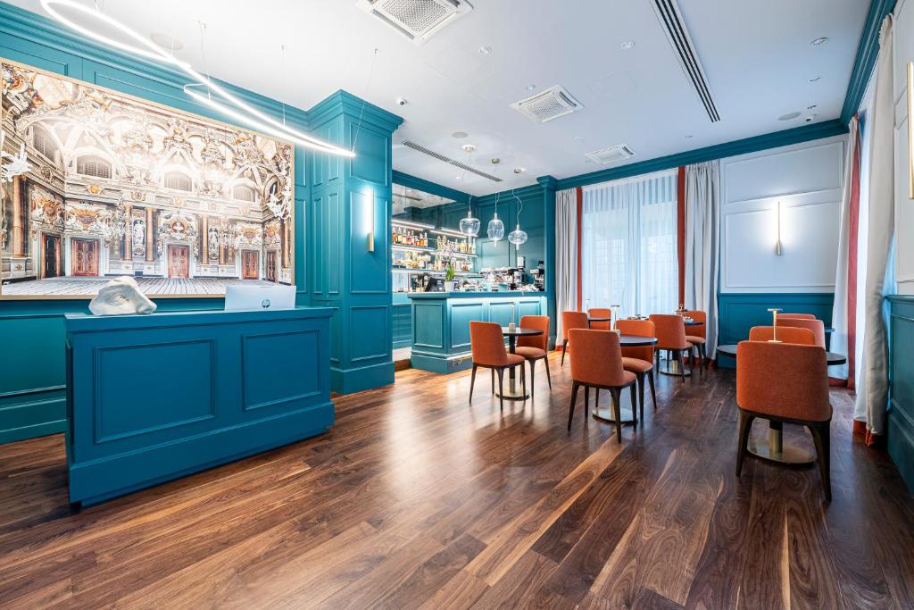 El Glimpse Hotel está situado en Florencia y ofrece habitaciones con aire acondicionado, WiFi gratuita, aparcamiento privado y servicio de habitaciones. Este hotel de 4 estrellas ofrece un bar.