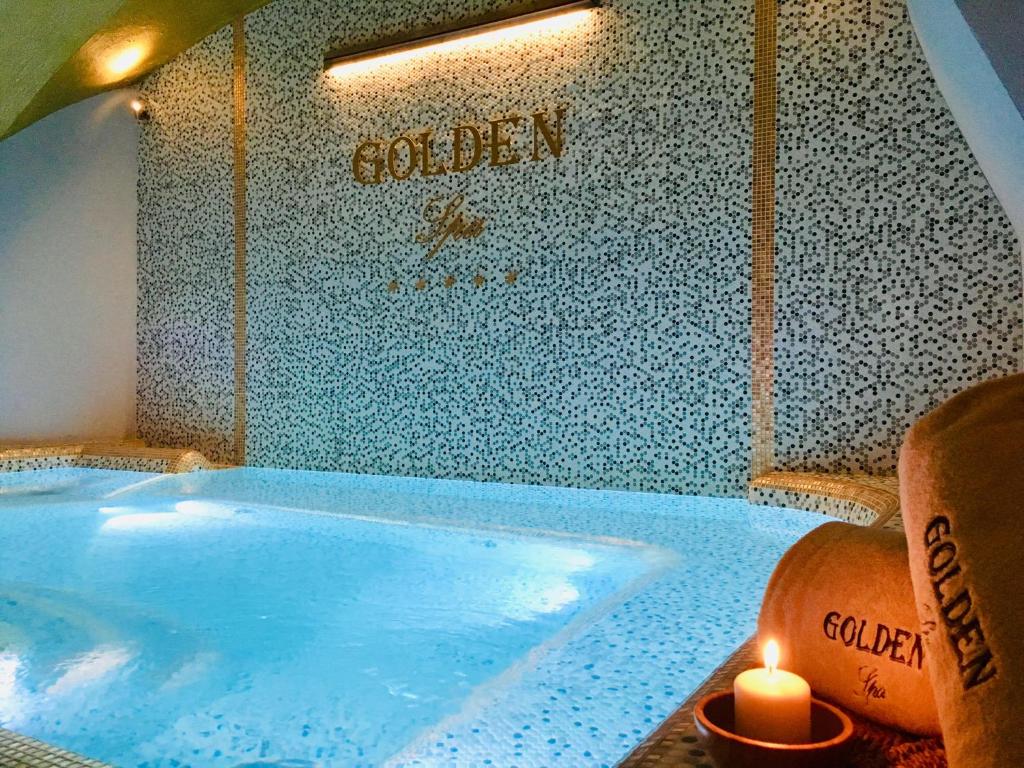 Golden Tower is a completely non-smoking luxury boutique hotel next to Palazzo Strozzi, in Florence's most exclusive area.