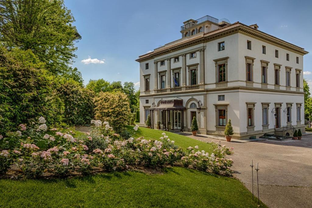 Villa Cora é um edifício do século XIX rodeado por um parque com piscina exterior.