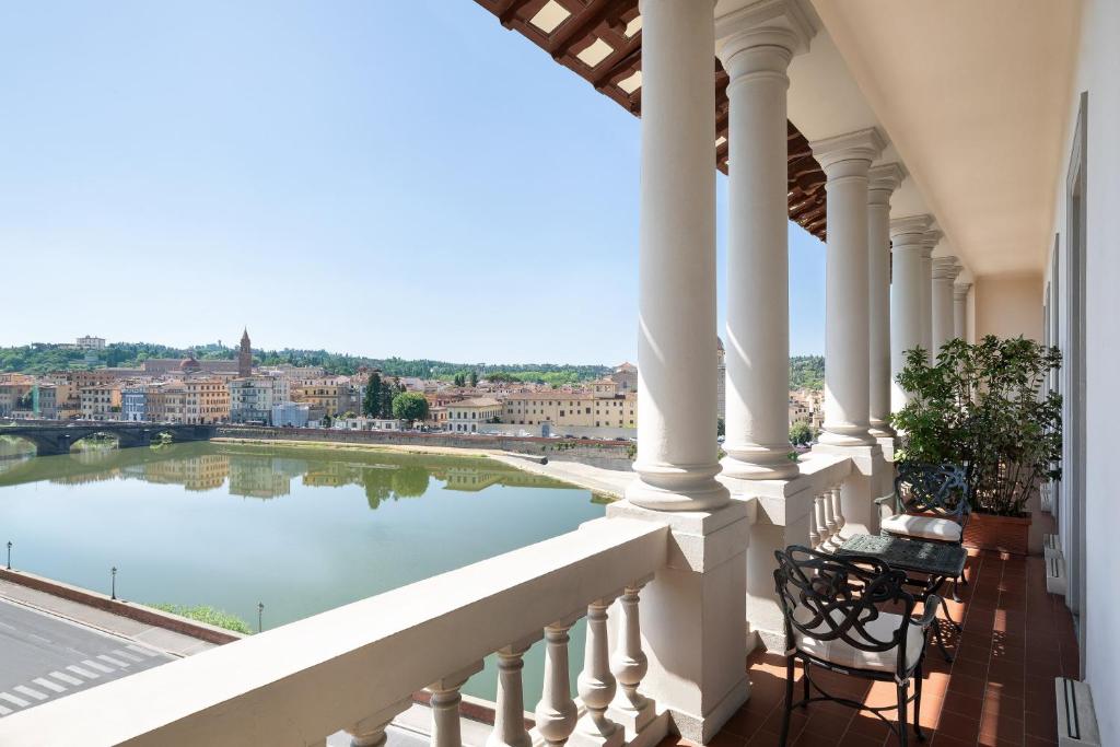 Situé le long de la rivière Arno avec une vue imprenable sur le Ponte Vecchio, The St. Regis Florence est située dans un bâtiment historique conçu par Brunelleschi.