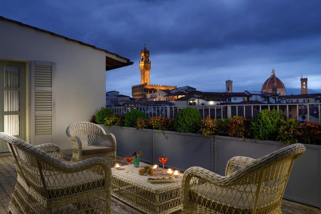 Hotel Balestri se enfrenta al río Arno en el centro de la ciudad de Florencia. El Ponte Vecchio y la galería Uffizi están a 400 metros.