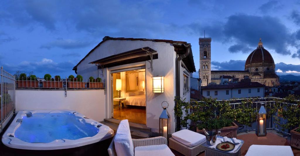 O Brunelleschi O hotel está situado numa torre bizantina restaurada e na Igreja Medieval com vista para a Catedral de Florença.