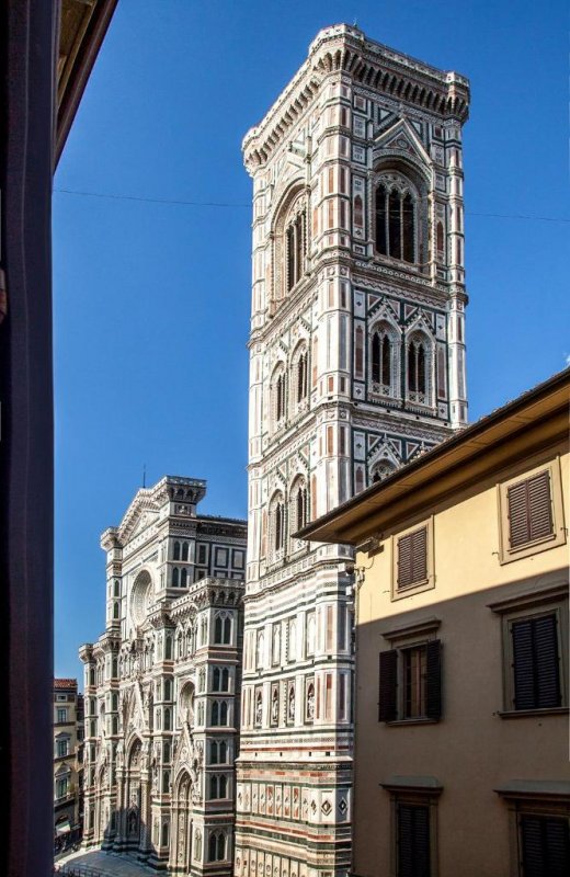 L'Hotel Costantini est situé en face du Duomo de Florence, à 10 minutes à pied de la gare Santa Maria Novella. Une connexion Wi-Fi est disponible partout.