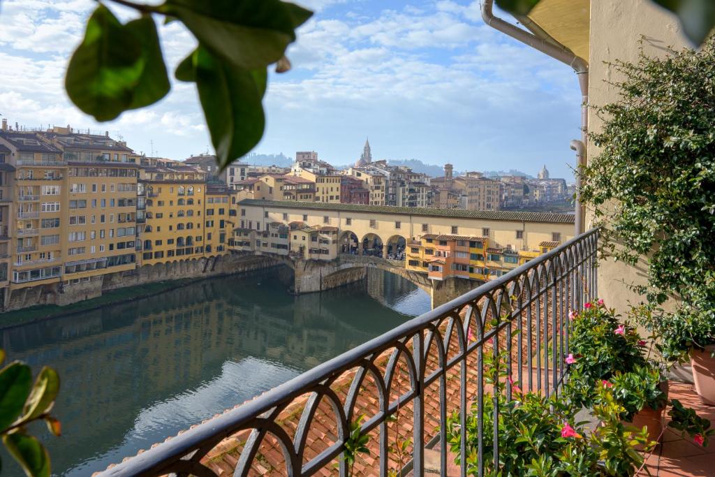Cet ancien couvent augustin du 13ème siècle est situé à côté de la Galerie des Offices, face au Ponte Vecchio de Florence.