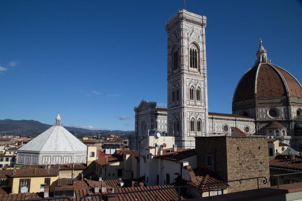 O Hotel Medici fica a 2 minutos a pé da Praça Duomo, com quartos básicos com decoração simples. O acesso Wi-Fi está disponível em todas as áreas.