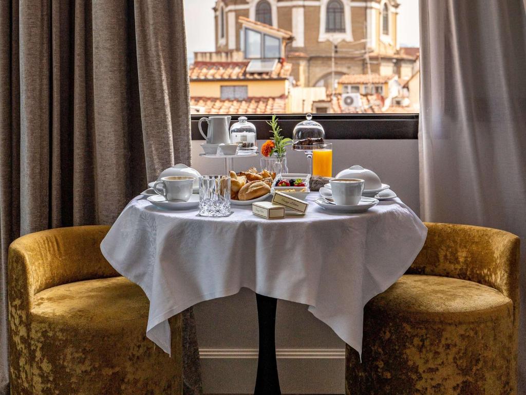 El Hotel Cerretani Firenze está situado en un edificio restaurado del siglo XVII, a 300 metros de la catedral de Florencia.