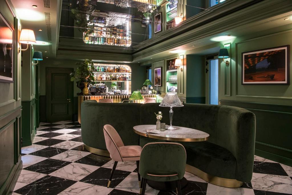 Situado convenientemente em Florença, o Hotel La Gemma disponibiliza quartos climatizados com acesso Wi-Fi gratuito, estacionamento privado e serviço de quartos.
