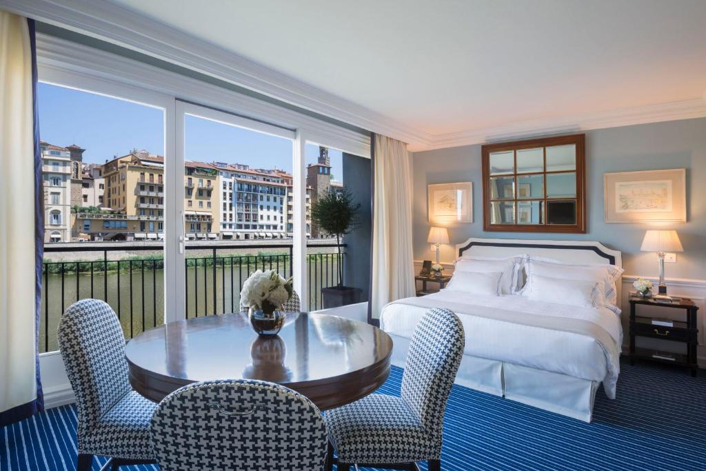 Das Hotel Lungarno liegt direkt am Ufer des Flusses Arno und liegt weniger als 100 m vom Ponte Vecchio von Florenz entfernt.