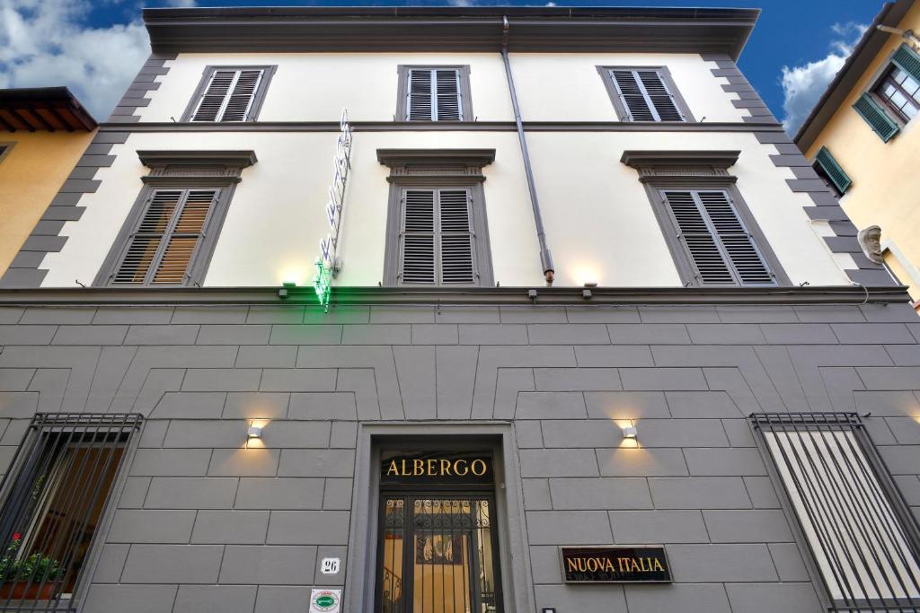 Situado entre la estación Duomo y Santa Maria Novella, el Hotel Nuova Italia es ideal para visitar los museos y monumentos de la ciudad.