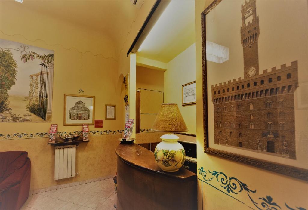 El Hotel Palazzuolo de 2 estrellas está situado en el centro histórico de Florencia, a 600 metros de la estación de Santa Maria Novella y a 10 minutos a pie del...