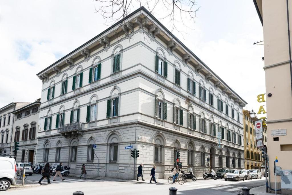 Das Hotel St. James ist ein charmantes Hotel, zentral in der Nähe der großen künstlerischen Meisterwerke von Florenz. WLAN nutzen Sie im gesamten Gebäude.