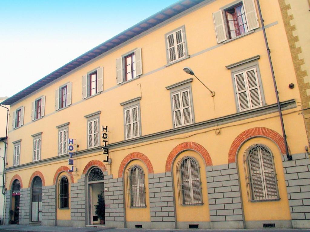 Ce charmant hôtel familial, qui date de 1800, offre depuis 40 ans une chaleureuse hospitalité au cœur du centre historique.