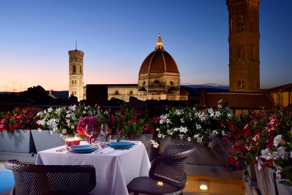 San Firenze Suites & Spa is  overlooking historic Piazza San Firenze, just 100 metres from Piazza della Signoria and the Uffizi Gallery.
