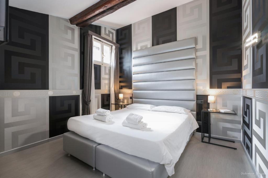 El Hotel Spagna está situado en Florencia y ofrece habitaciones con aire acondicionado, WiFi gratuita y aparcamiento privado. Este hotel de 2 estrellas ofrece espacio de almacenamiento de equipaje.