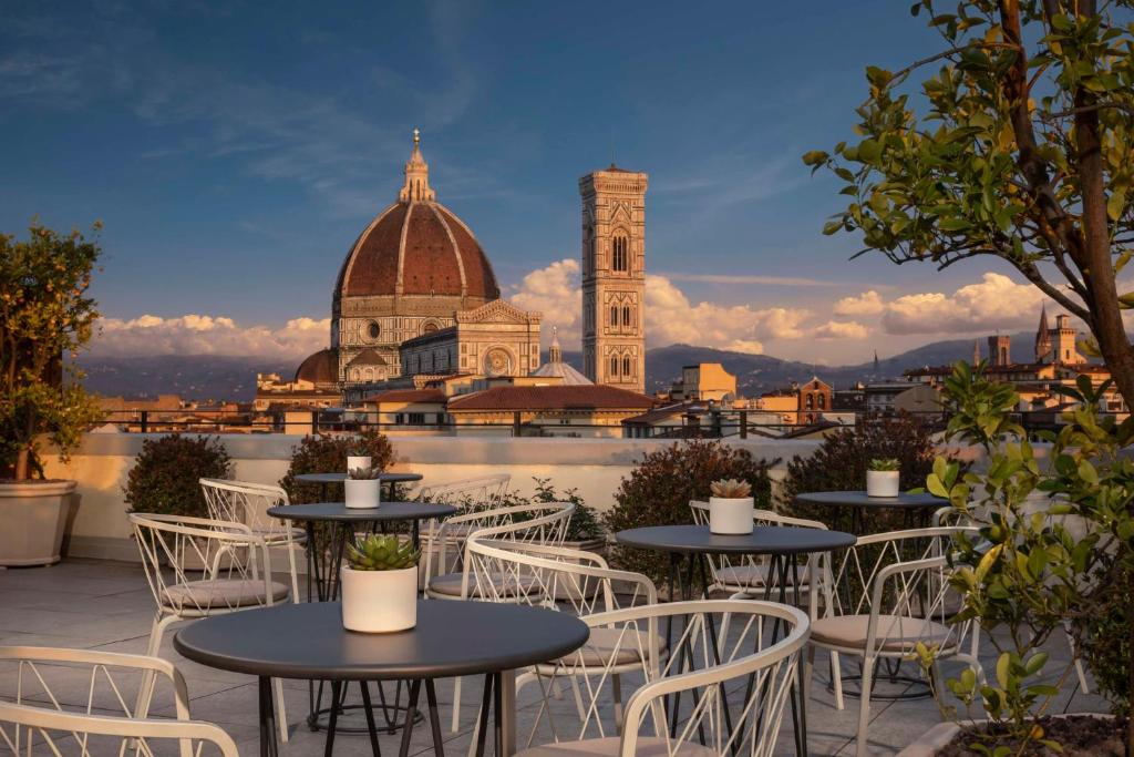 Tivoli Palazzo Gaddi Firenze Hotel is housed in the Renaissance Palazzo Gaddi, dating back to 1596 and boasting traditional Florentine Baroque halls.