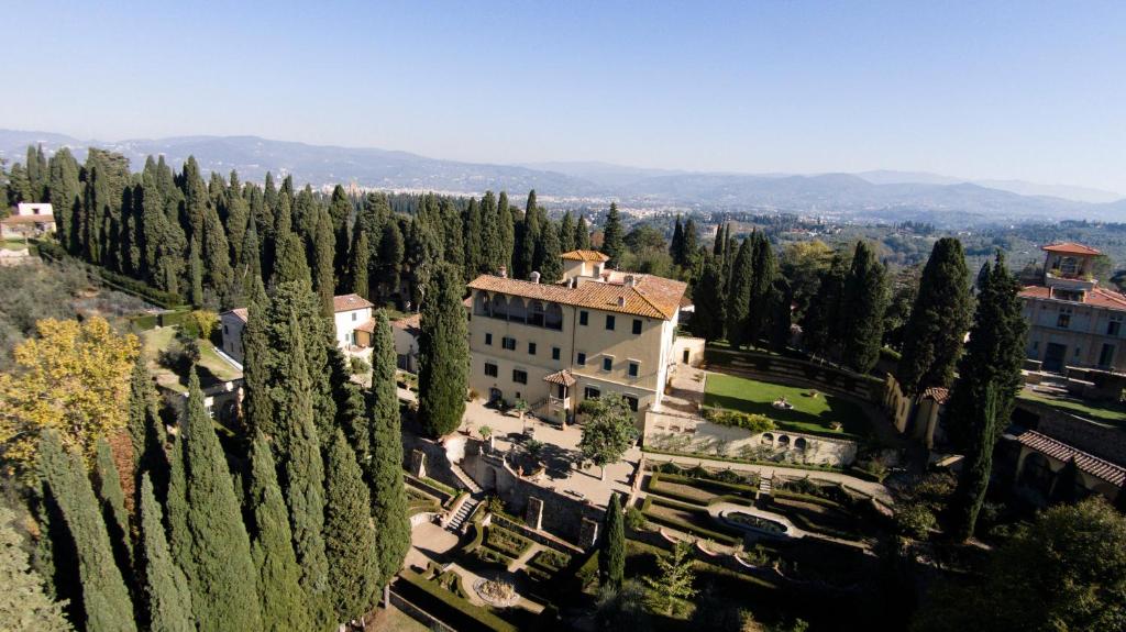 Hotel Villa Agape está cerca del Observatorio Arcetri de Florencia y está rodeado de un parque de 8 hectáreas con olivos y cipreses.