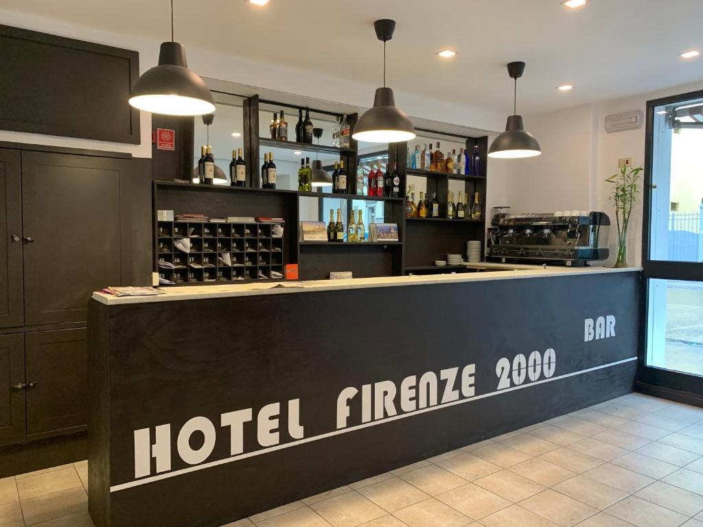 Situato a Firenze, a 6 minuti a piedi dalla riva sud del fiume Arno, il Youth Florence 2000 offre camere con WiFi gratuito. La vivace Piazza Santo Spirito è 1.
