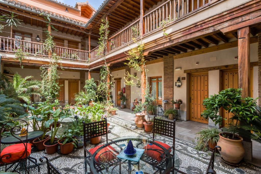 Hotel Abadia is set in a restored 16th-century building, 10 minutes' walk from Granada Cathedral.