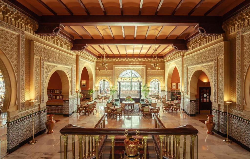 The Hotel Alhambra Palace is located within the Alhambra grounds, only 100 metres from the main entrance to the monument, a 5 minutes walking.