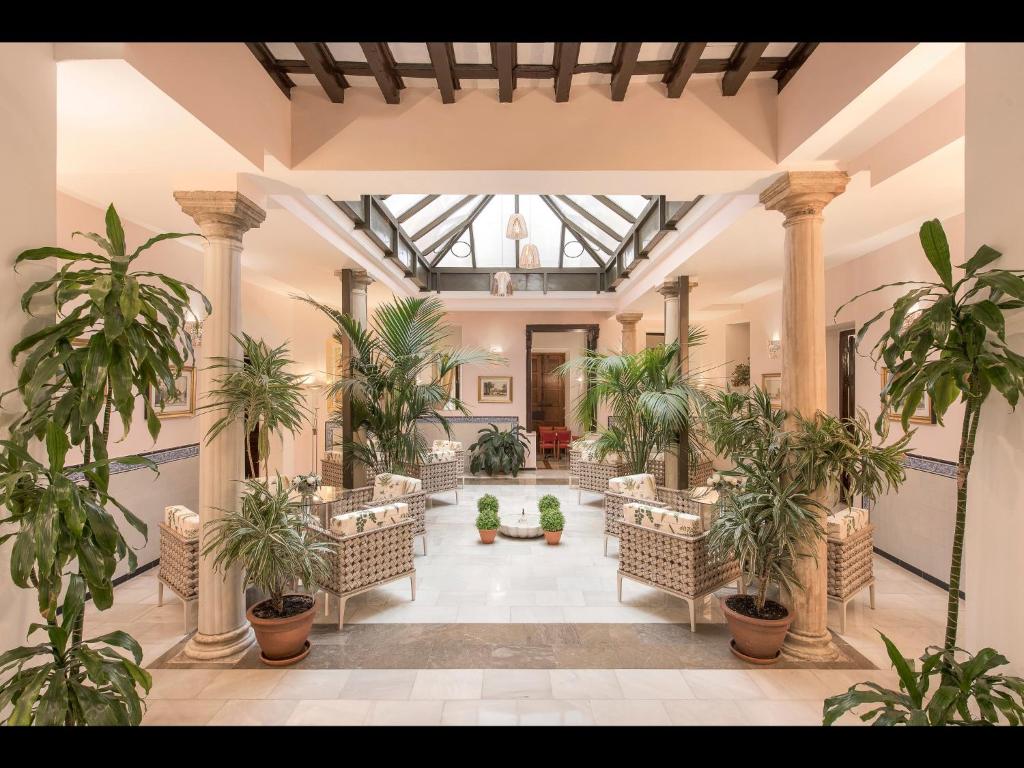Hotel Anacapri is housed in a typical 18th-century house in Granada's old town, just 50 metres from the Cathedral and Plaza Nueva Square.