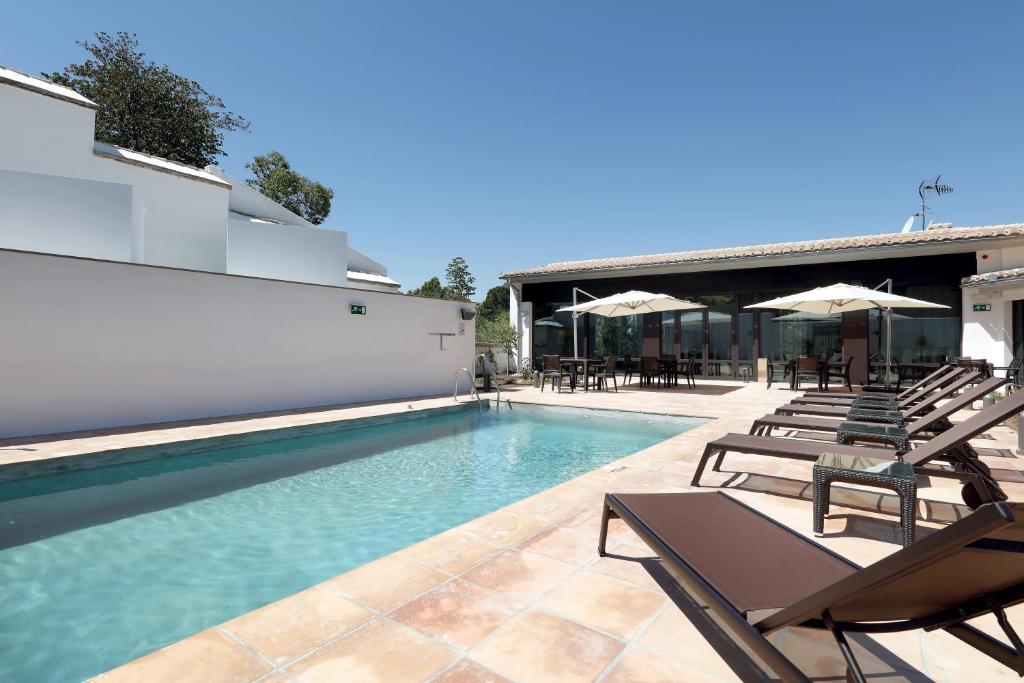 Located just 400 metres from the Alhambra, Aurea Washington Irving by Eurostars Hotel Company features an outdoor pool and sun terrace.