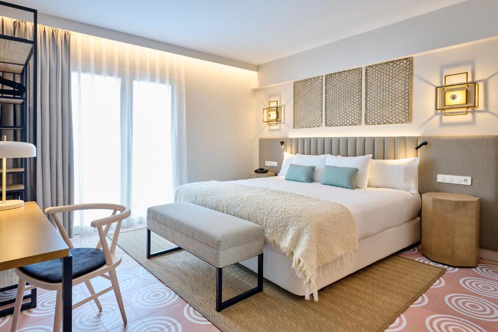 Set in Granada, 1.7 km from Granada Science Park, Boutique Hotel Luna Granada Centro offers accommodation with an outdoor swimming pool, private parking, a...