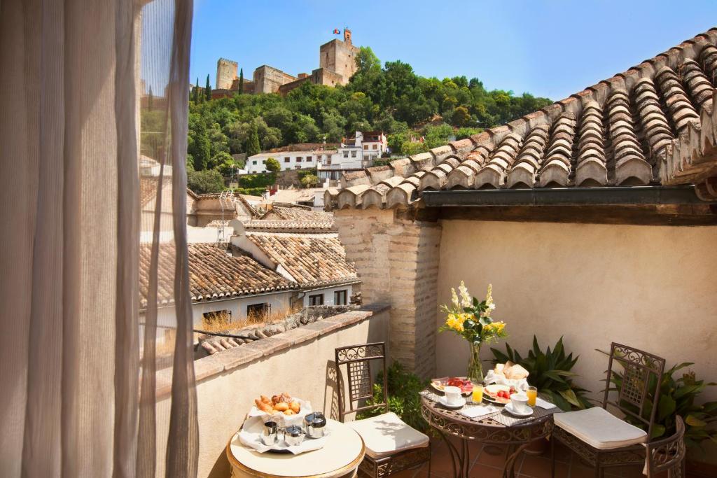 Situato nel quartiere Albaicin di Granada, a 500 metri dal Paseo de los Tristes, l'Hotel Casa 1800 Granada si trova a pochi passi da San Juan...