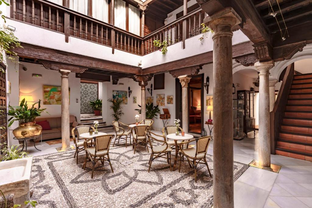 Casa del Capitel Nazarí est un palais du XVIe siècle à Grenade.