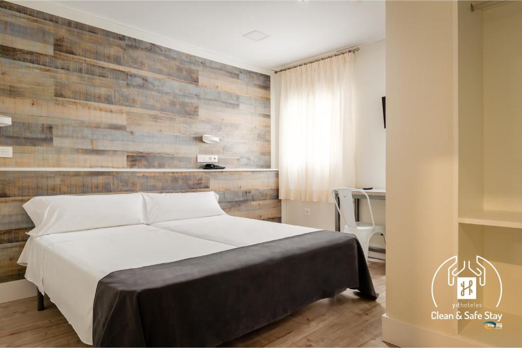 This value hotel is in Granada city centre, a short walk from the Alhambra and the Cathedral. The old quarter and the Albaycín are within minutes.