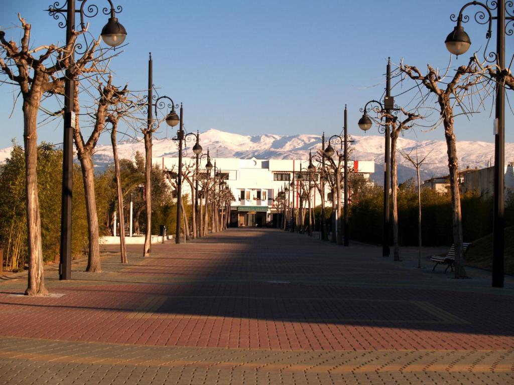 Easily accessible from the A92 and A44 Motorways, Hotel Corona de Atarfe is located in Atarfe, 9 km outside Granada.