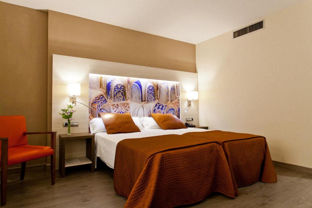 Porcel Sabica is situated in the city centre, 15 minutes’ walk from the city’s cathedral. It has an outdoor pool, squash court and free WiFi.