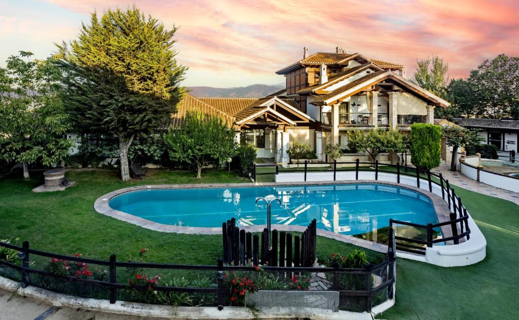 Located in Granada, 7 km from Granada Science Park, CORTIJO LANDETE provides accommodation with an outdoor swimming pool, free private parking, a garden...