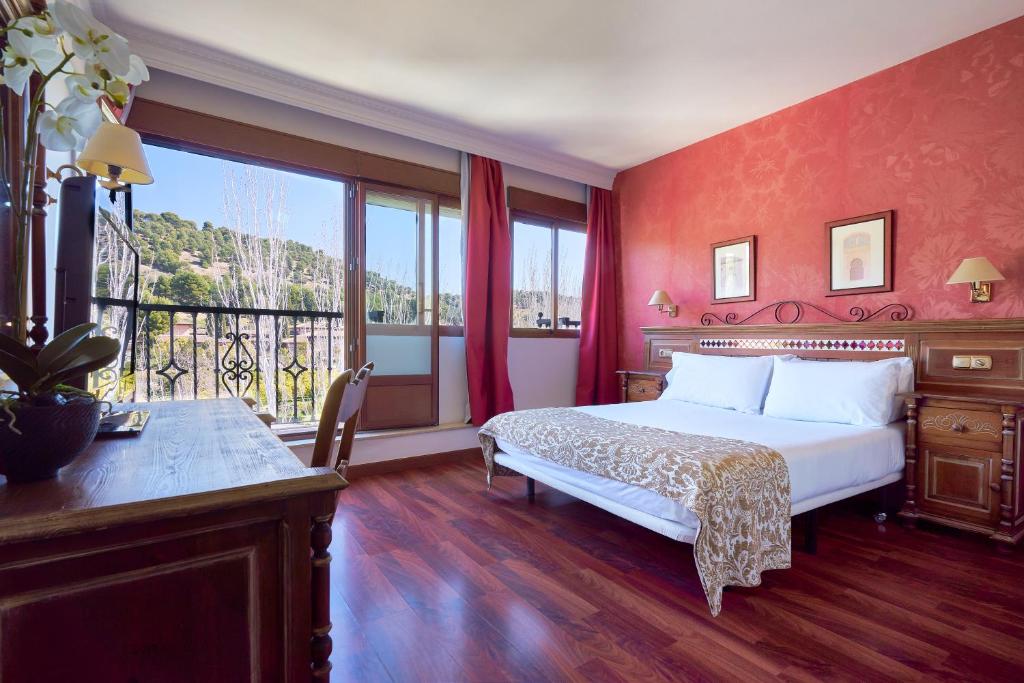Ideally situated 50 meters from the the spectacular Alhambra monument, and surrounded by trees, Crisol Guadalupe offers modern and Andalusian-style...