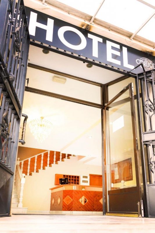 Situated in Chauchina, 17 km from Granada Train Station, Hotel El Cruce Chauchina features accommodation with a terrace, free private parking, a restaurant...
