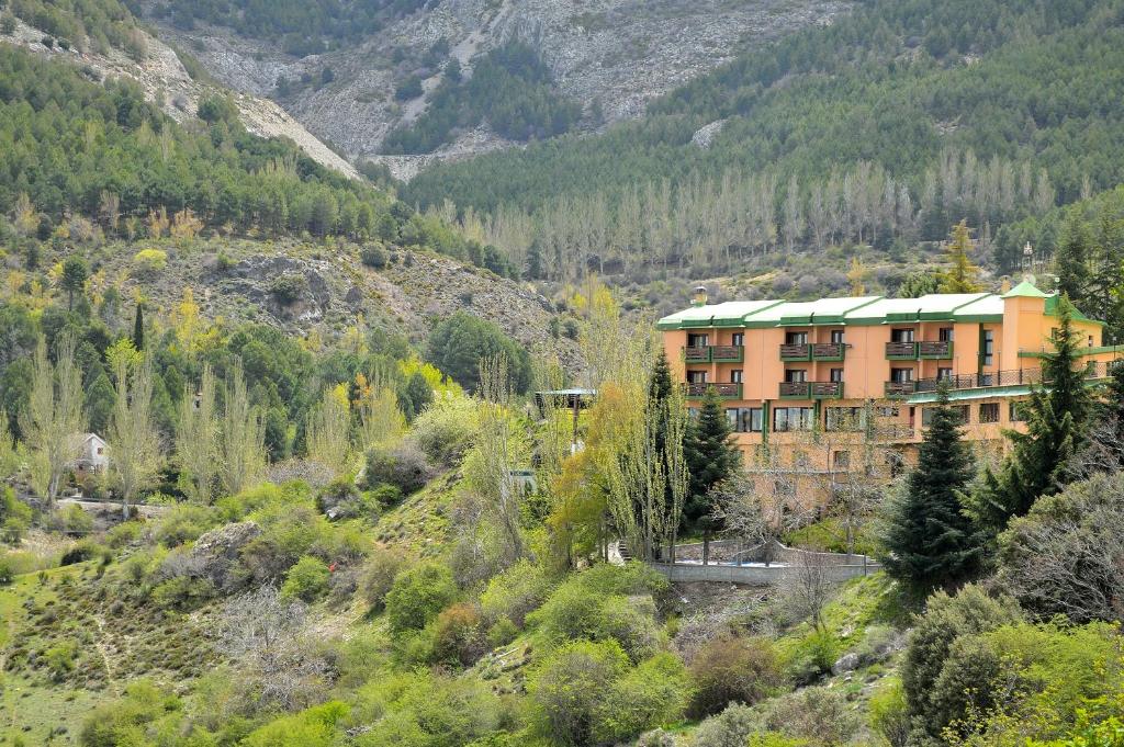 Hotel El Guerra is located in the mountains in the Sierra Nevada Natural Park, 15 km from Granada.