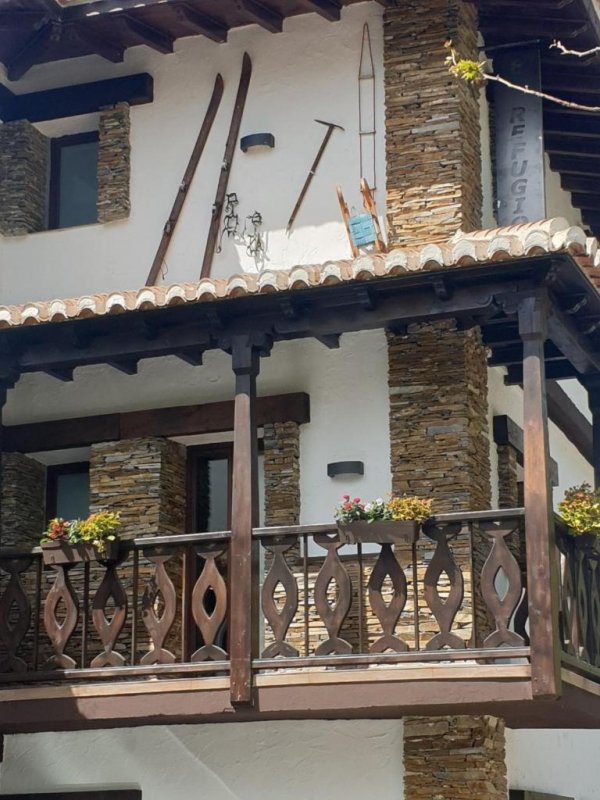 Situato a Pinos Genil, a 11 km dal Parco Scientifico di Granada e a 12 km dal Museo di San Juan de Dios, l'El refugio offre sistemazioni a Pinos Genil.