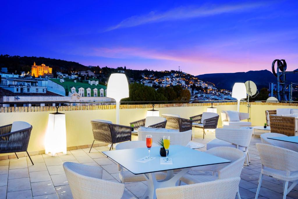 Eurostars Puerta Real has an ideal setting in the centre of Granada’s old town, around a 15-minute walk from the famous Alhambra.