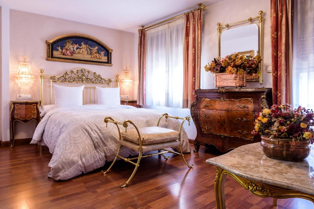 Camere in stile classico con TV satellitare a schermo piatto, connessione Wi-Fi gratuita e bagno privato sono disponibili a Casa de Reyes.