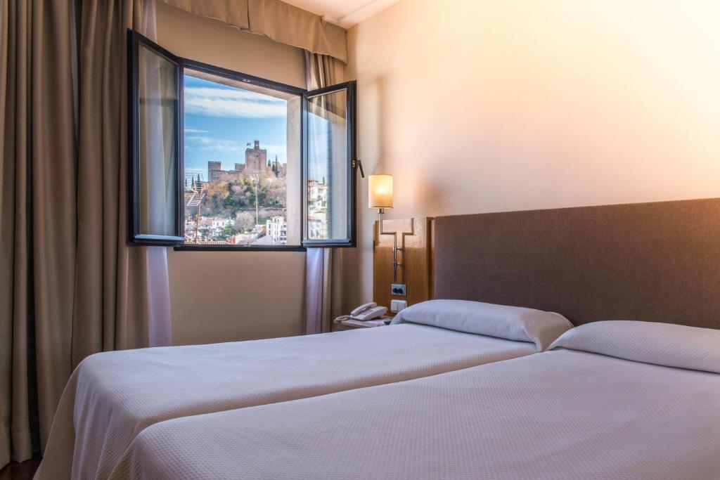 Situated in central Granada, 2.5 km from its train station, Hotel Inglaterra features a traditional Andalusian courtyard with a shared seating area.