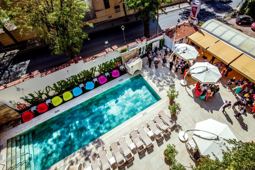 Este encantador hotel cuenta con una piscina al aire libre de temporada, un spa y una bonita fachada cubierta de marfil.