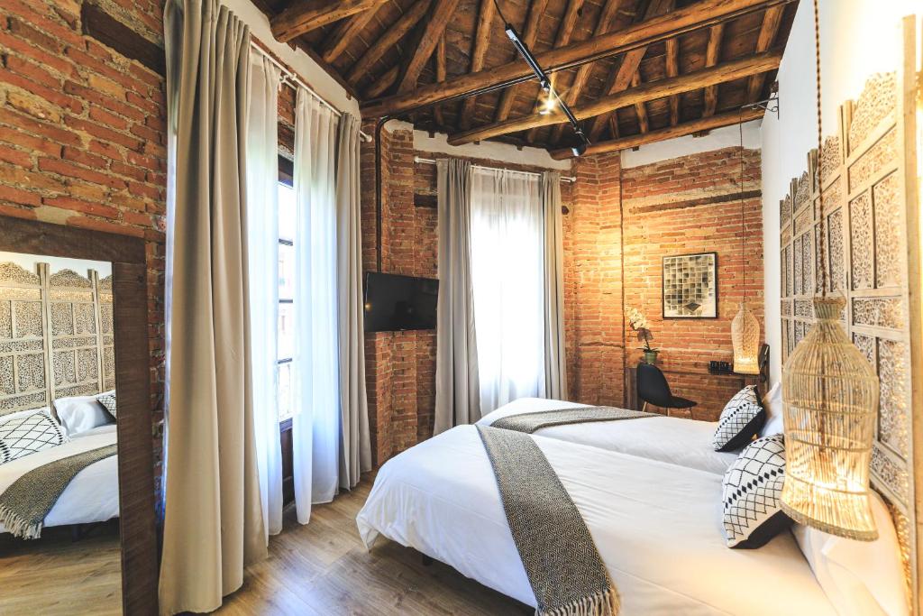 Well located in Granada, Hotel La Casa de Los Mosaicos provides air-conditioned rooms, a shared lounge, free WiFi and a terrace.
