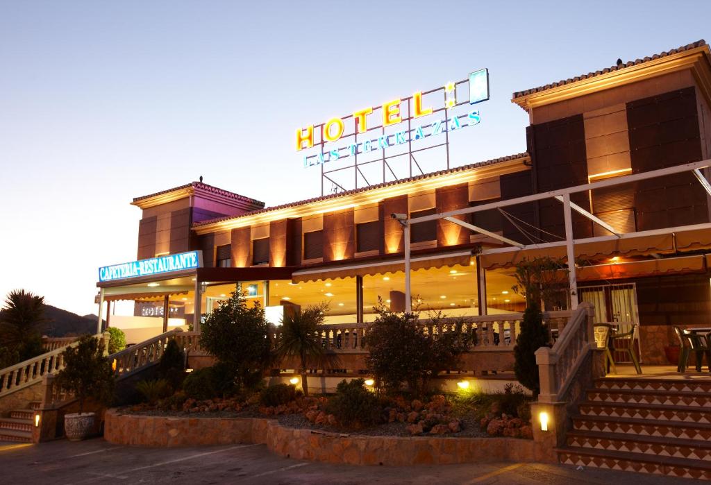 Situé à un peu plus de 5 km de Grenade, cet hôtel est idéalement situé près de l'autoroute A-44 et à 15 minutes en voiture de l'aéroport Federico García Lorca.
