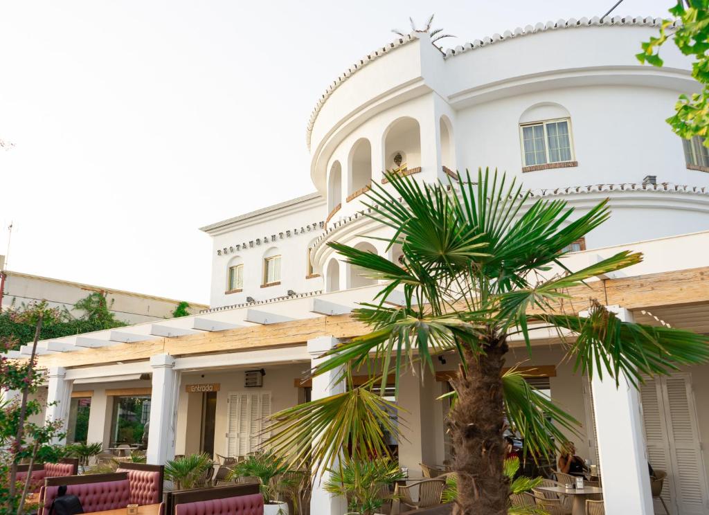 L'Hôtel Las Yucas à Atarfe, proche de l'autoroute A-92, offre un accès facile à l'aéroport de Grenade et à un restaurant populaire.