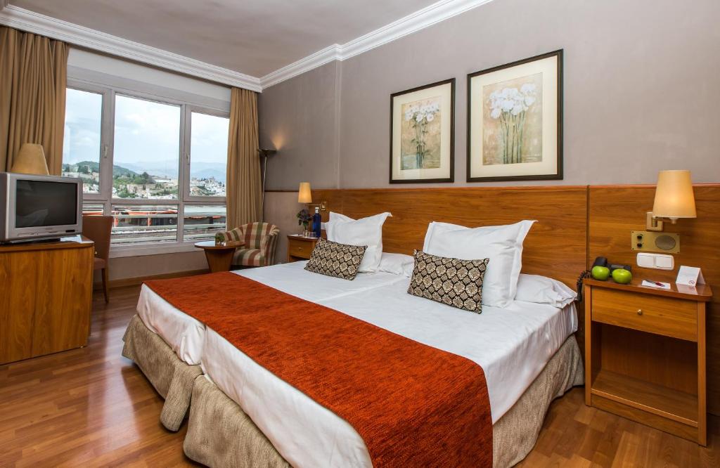 Este moderno hotel, situado a 400 metros de la estación de tren de Granada, ofrece conexión Wi-Fi gratuita en las zonas comunes.