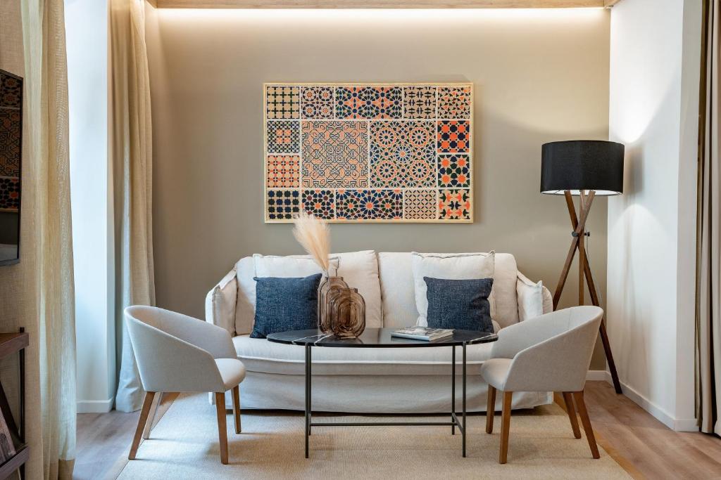 This elegant hotel is located in the heart of Granada, very close to the main tourist attractions and just 25 mins walk from the Alhambra.