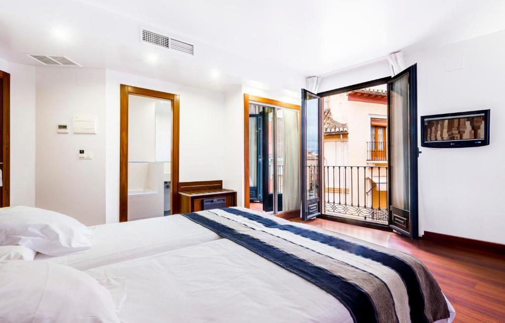 Set in Granada, 200 metres from Albaicin, Monjas del Carmen Hotel offers accommodation with a restaurant, private parking, a bar and a shared lounge.